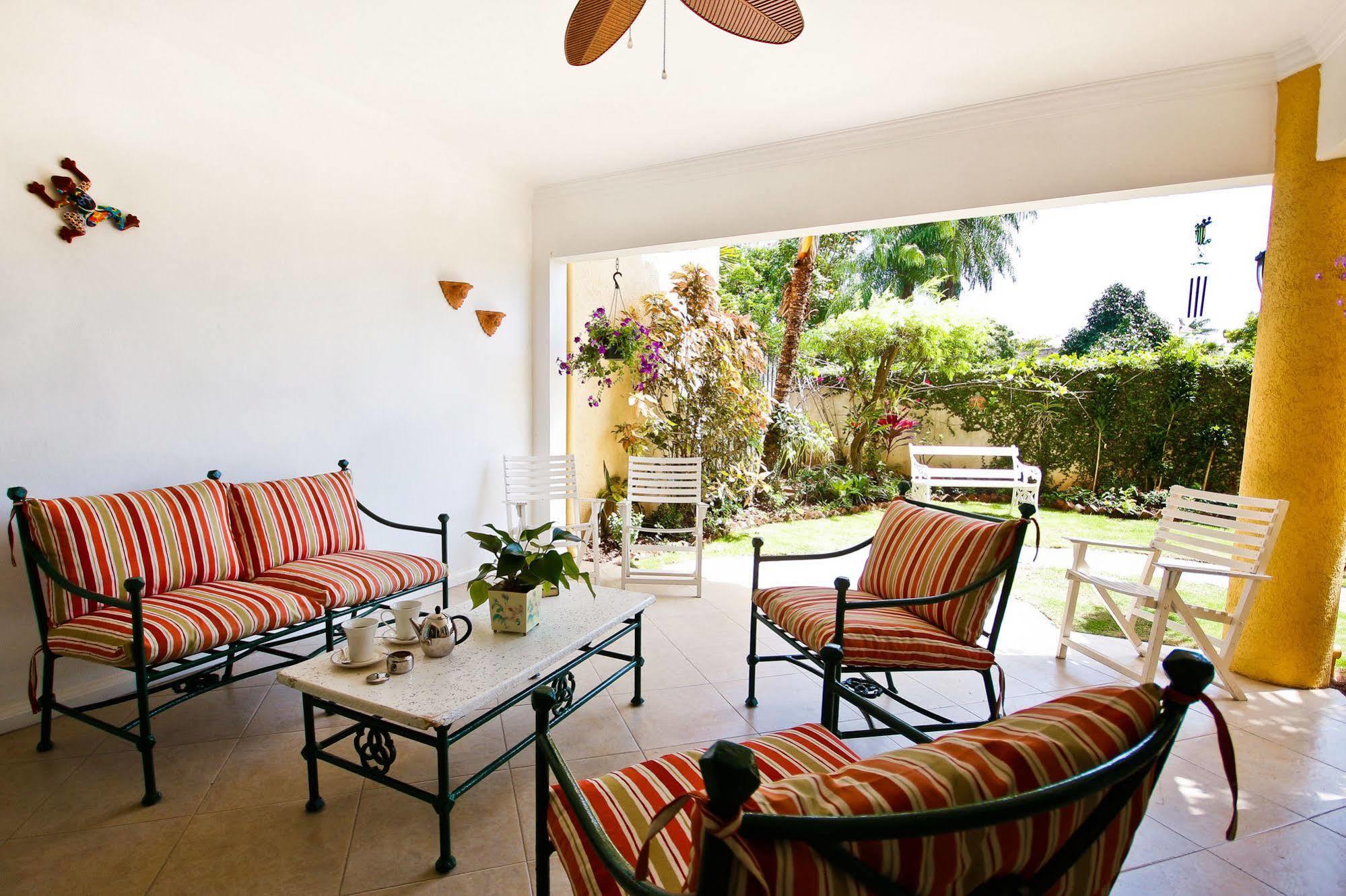 Cattleya Luxury Suites Kingston Buitenkant foto