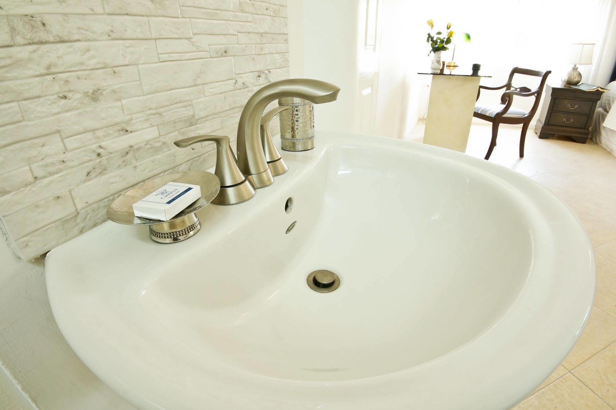 Cattleya Luxury Suites Kingston Buitenkant foto